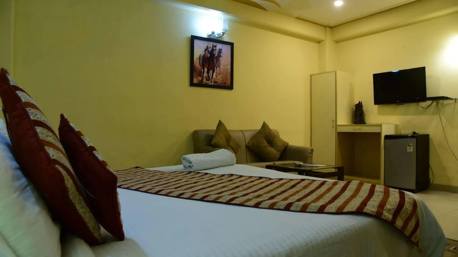 A Family Hotel Oppera Near Igi Airport Nowe Delhi Indie